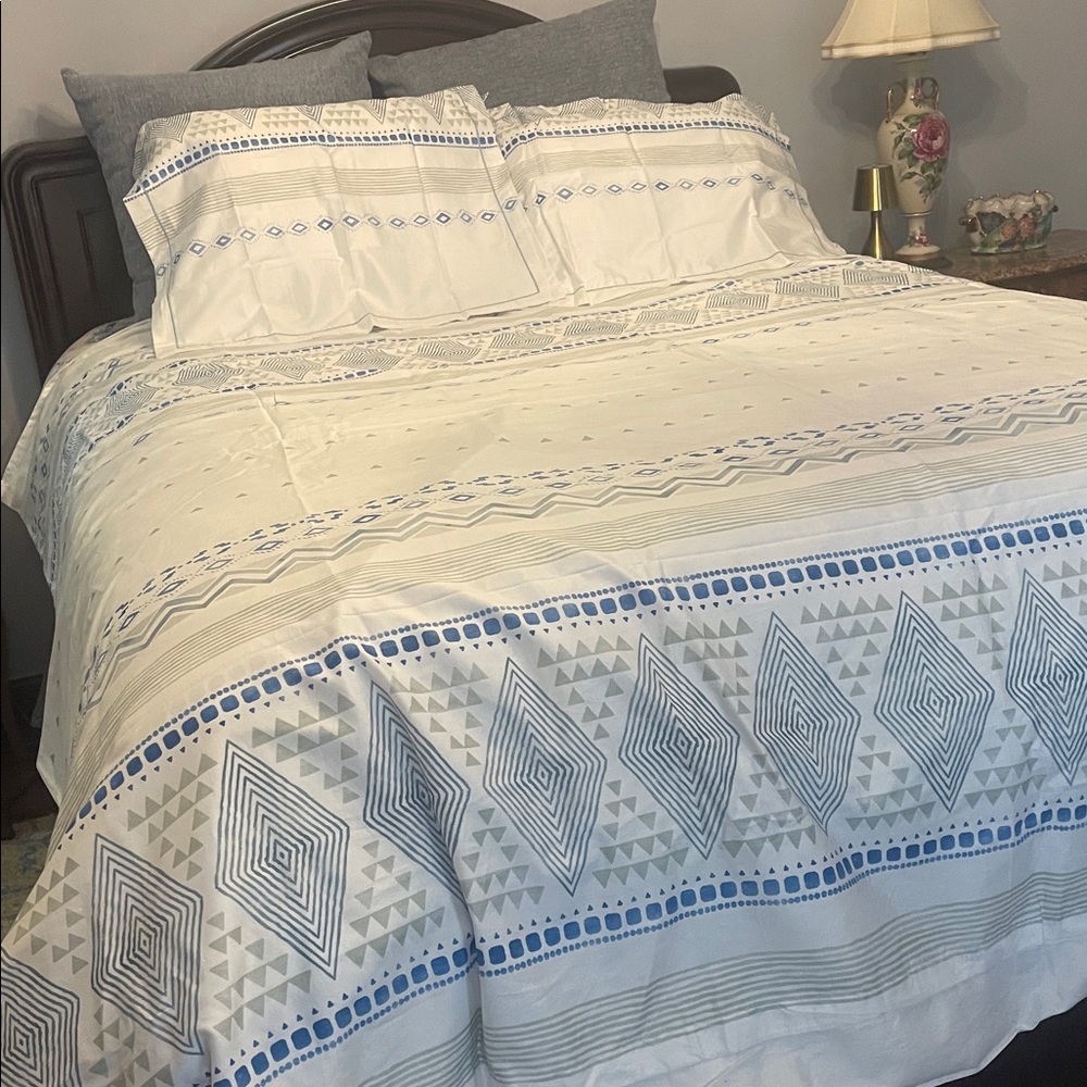 Queen Soft Cotton Duvet Cover plus 2 PillowShams in White and Blue-NEW